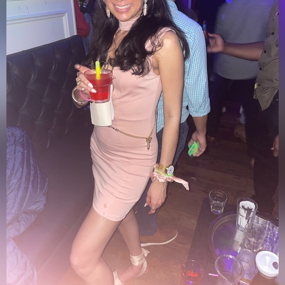 Cleavage dress - Picture 5 of 5